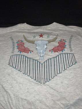 Lincoln Outfitters Women's T-Shirt Size Large 🥀 & Cow Skull